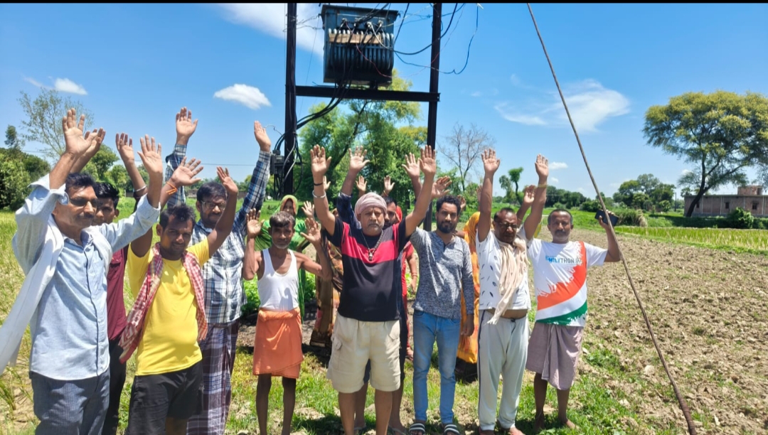 ट्रांसफार्मर जला ग्रामीणों ने किया प्रदर्शन