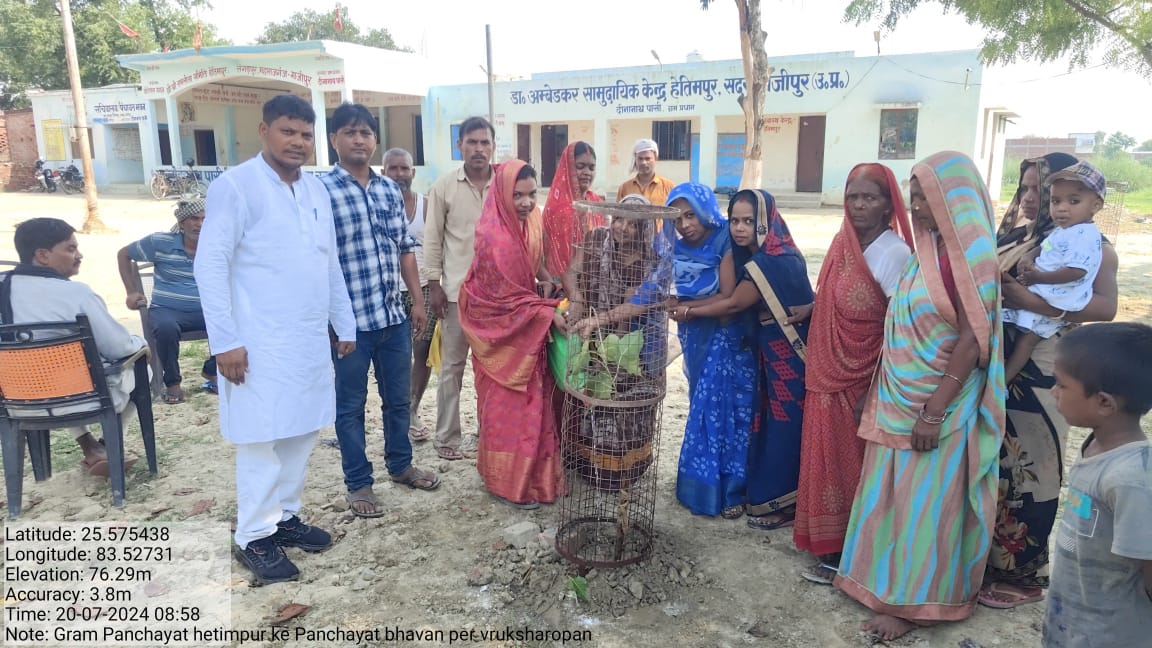  हेतिमपुर में जिला विकास अधिकारी द्वारा किया गयावृक्षारोपण 