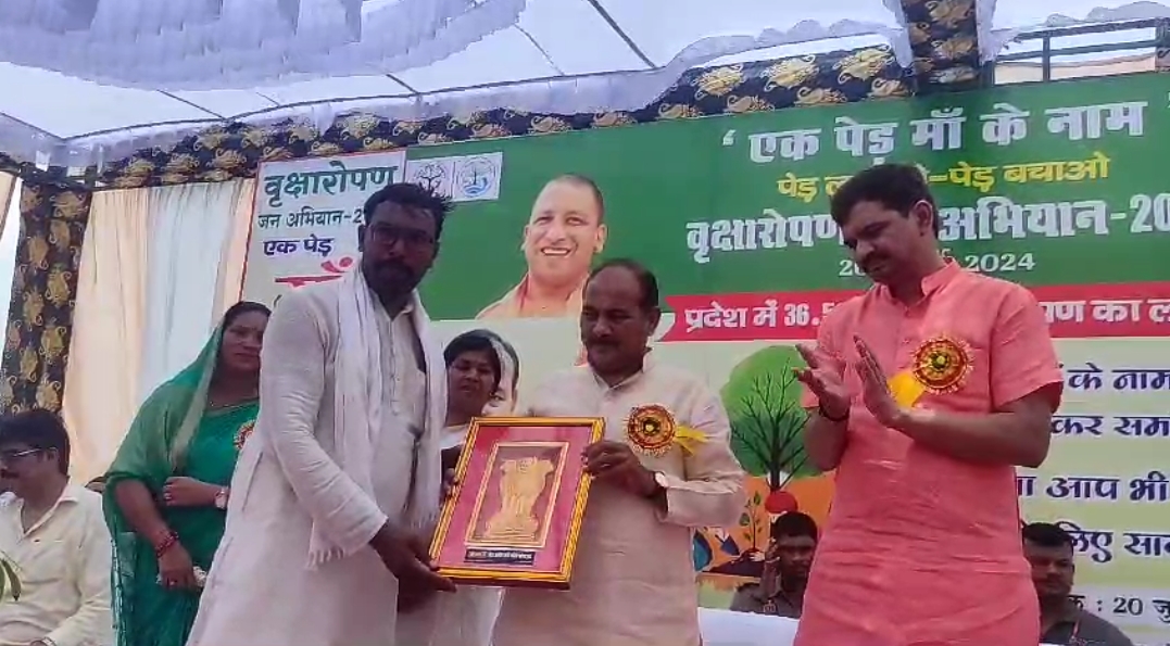 कारागार मंत्री दारा सिंह चौहान को समाज सेवी राजकुमार मौर्य ने सौंपा ज्ञापन
