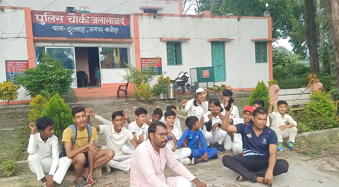 समाज सेवी राजकुमार मौर्य बच्चो के साथ चौकी में बैठे धरने पर