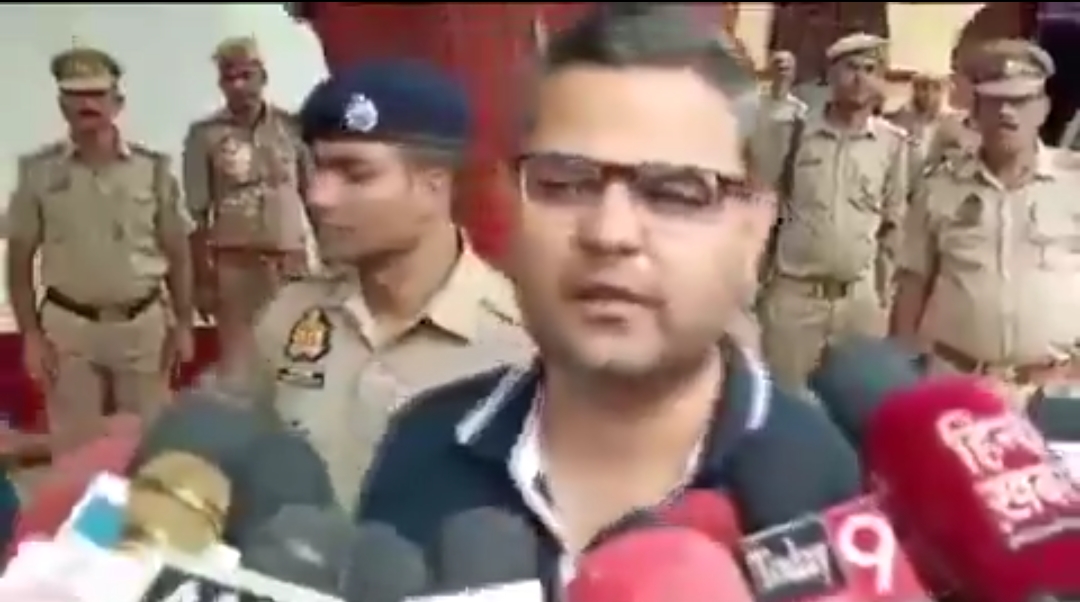 डीआईजी वैभव कृष्ण थाना पर रेड तीन पुलिस कर्मी सहित बीस लोग गिरफ्तार