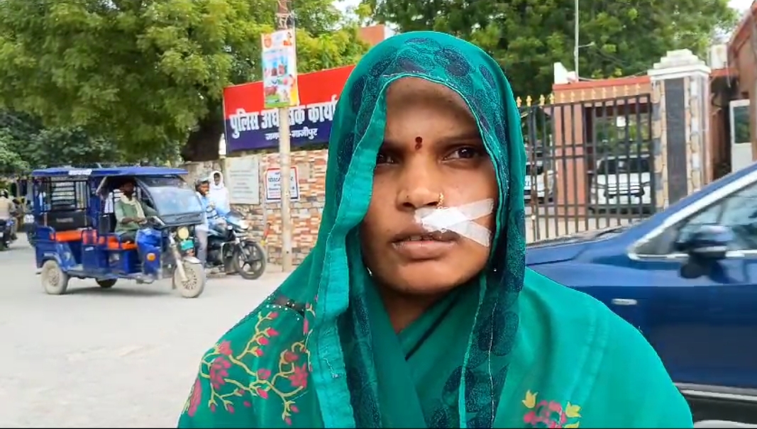 वीडियो वायरल: पुलिस की मौजूदगी में महिला को दौड़ाकर बेरहमी से मारा- पीटा, लड़के को किया लहूलुहान