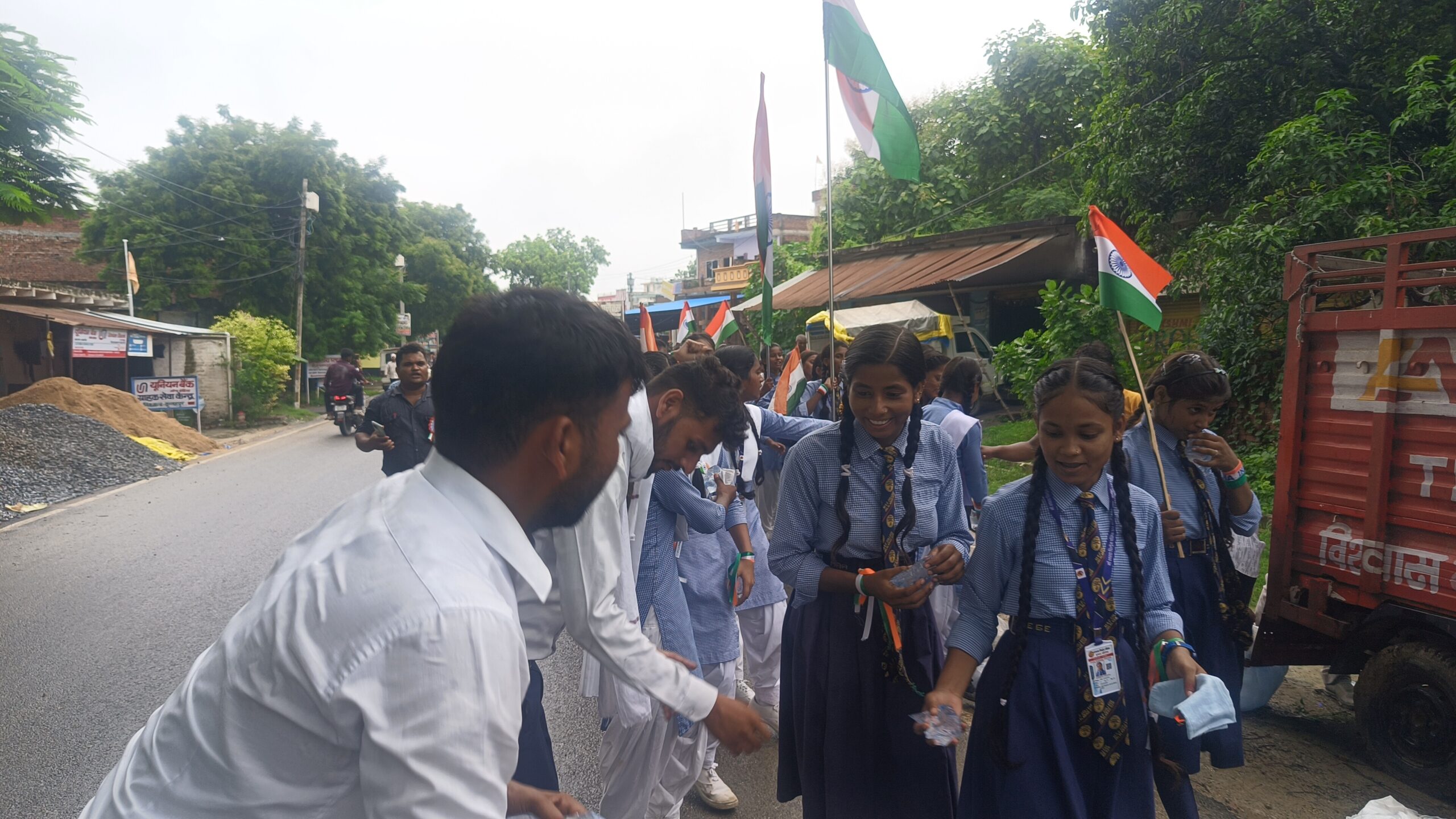 सौहार्द एवं बंधुत्व मंच के सदस्य प्रदीप कुशवाहा ने बच्चो को पिलाया पानी