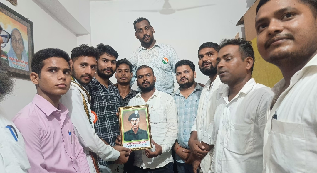 सौहार्द एवं बंधुत्व मंच की नेक पहल शहीद के परिवार को स्मृति चिन्ह किया गया भेट