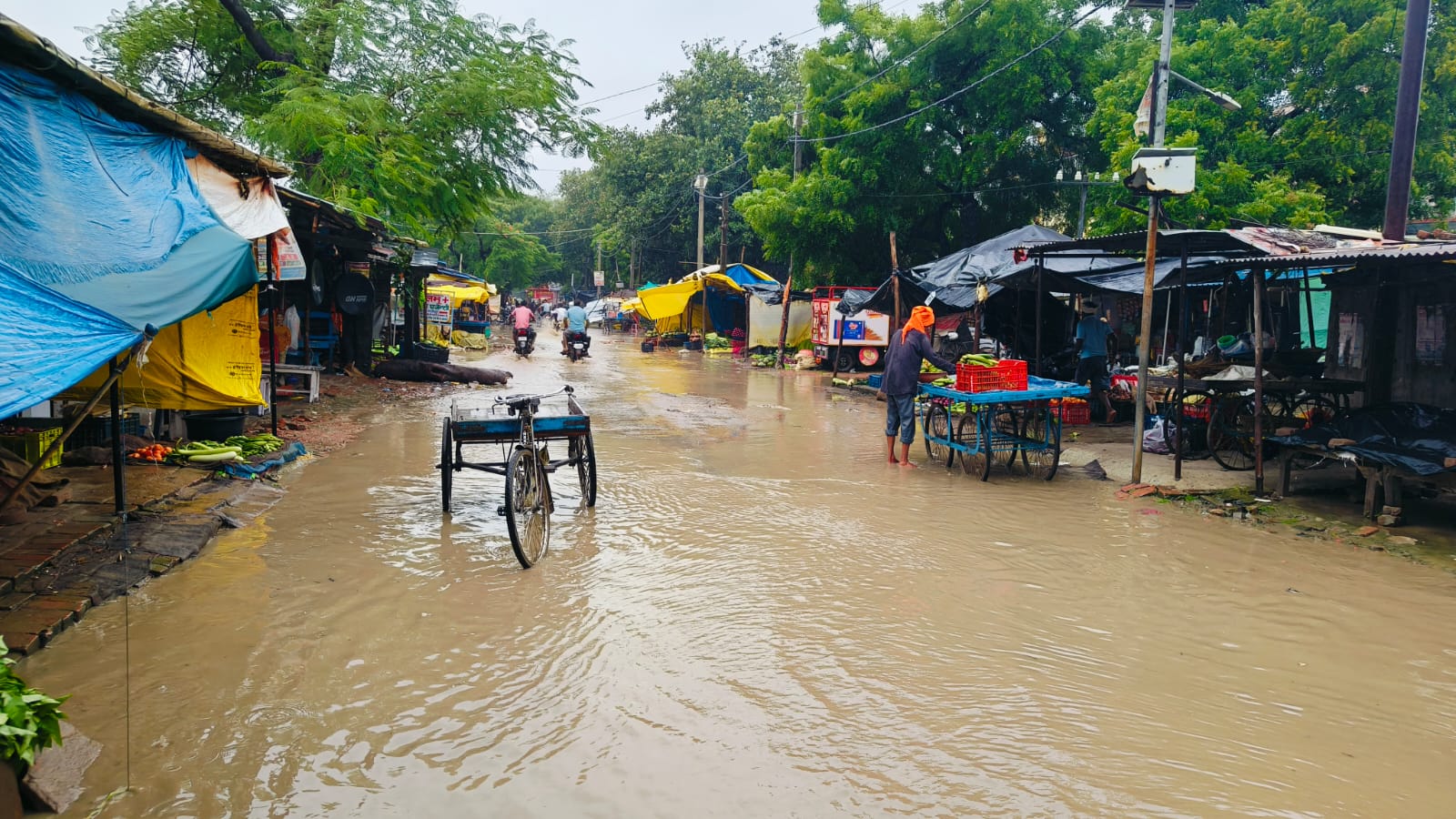 मूसलाधार बारिश की वजह से सब्जी मंडी रोड बना तालाब:पानी बहाव के लिए नहीं है कोई उचित व्यवस्था, राहगीरों को आने-जाने में होती है काफी दिक्कत