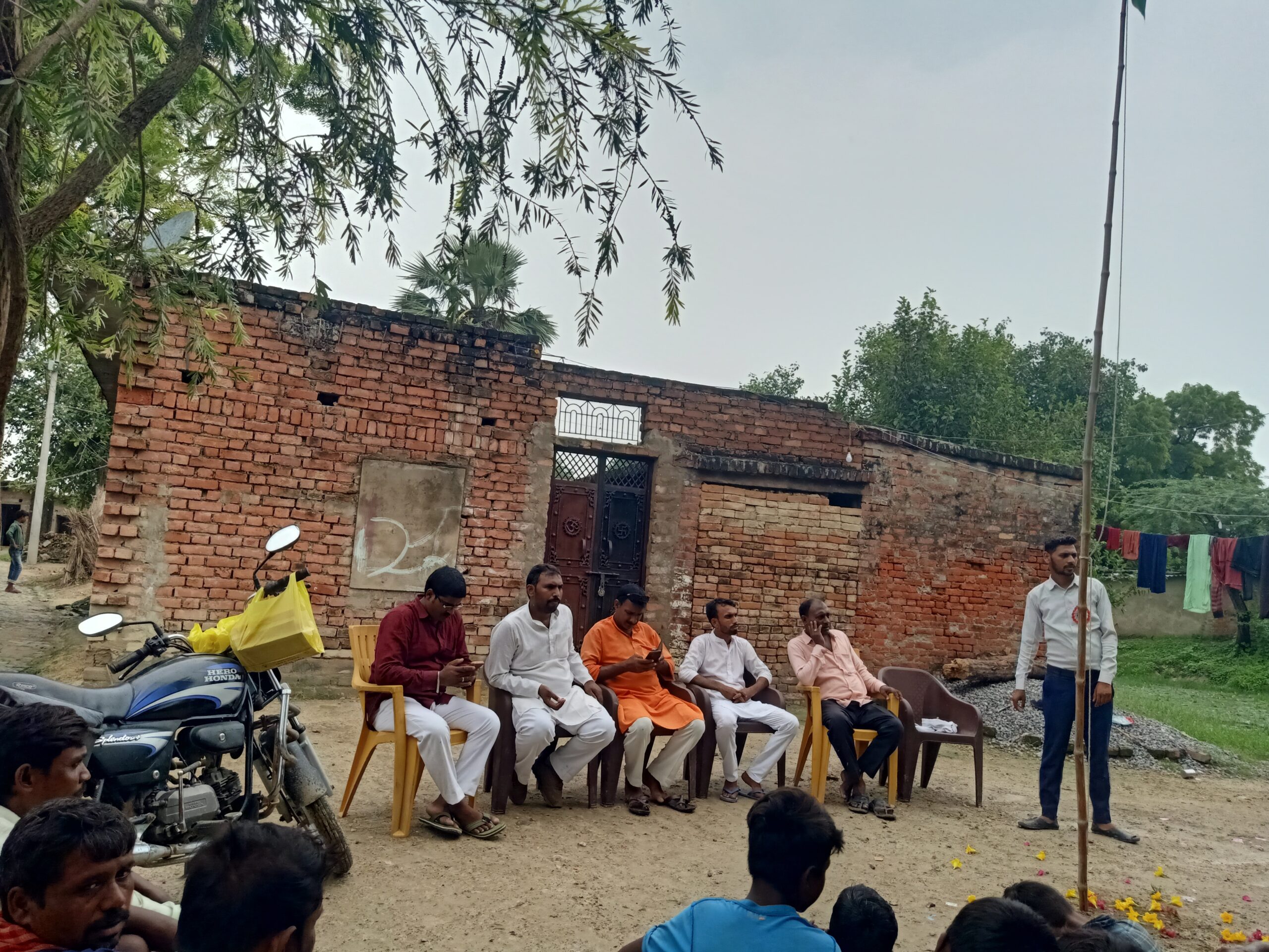 मुसहर बस्ती में समाज सेवी राजकुमार मौर्य ने कराया ध्वजारोहण