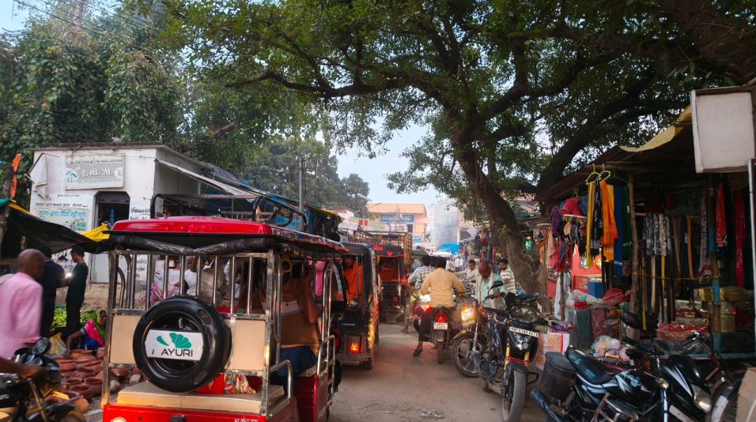 दुल्लहपुर में ऑटो चालकों की मनमानी लग रहा जाम राजगीर परेशान