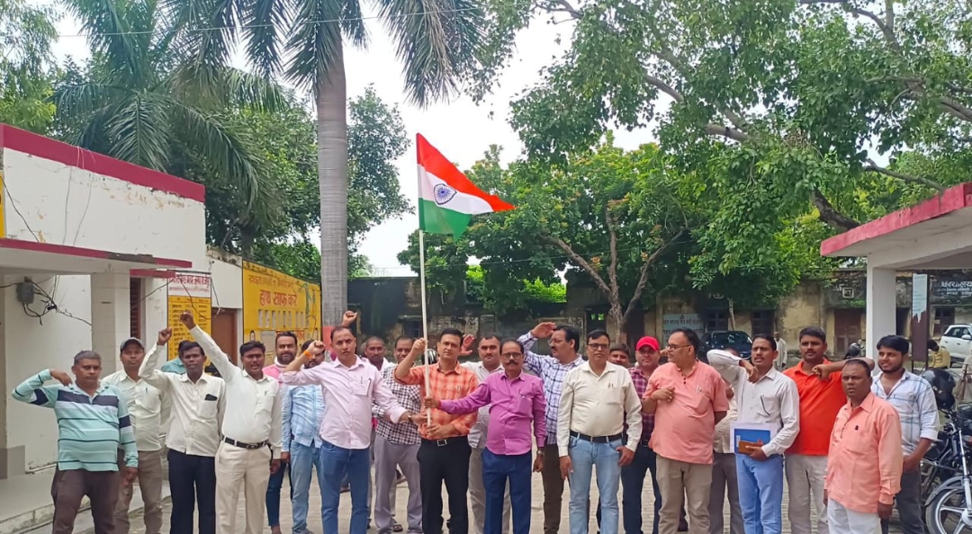 खंड विकास अधिकारी अनुराग राय ने हरी झंडी दिखाकर सैकड़ों बाइक सवारों के नेतृत्व मे निकली तिरंगा यात्रा