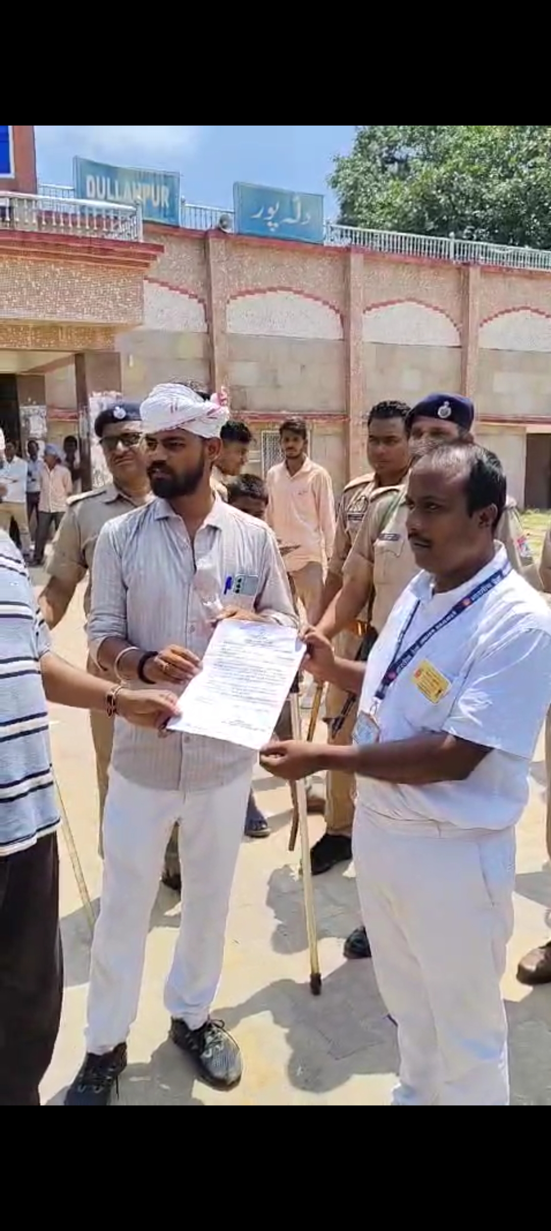 दुल्लहपुर स्टेशन मास्टर को कांग्रेस कार्यकर्ताओं ने दिया ज्ञापन