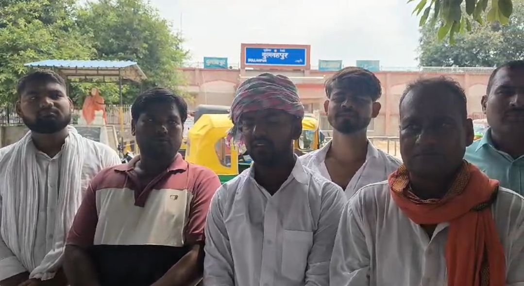 दुल्लहपुर रेलवे स्टेशन पर ट्रेनों के ठहराव के संबंध में रेल मंत्री के नाम दिया पत्रक