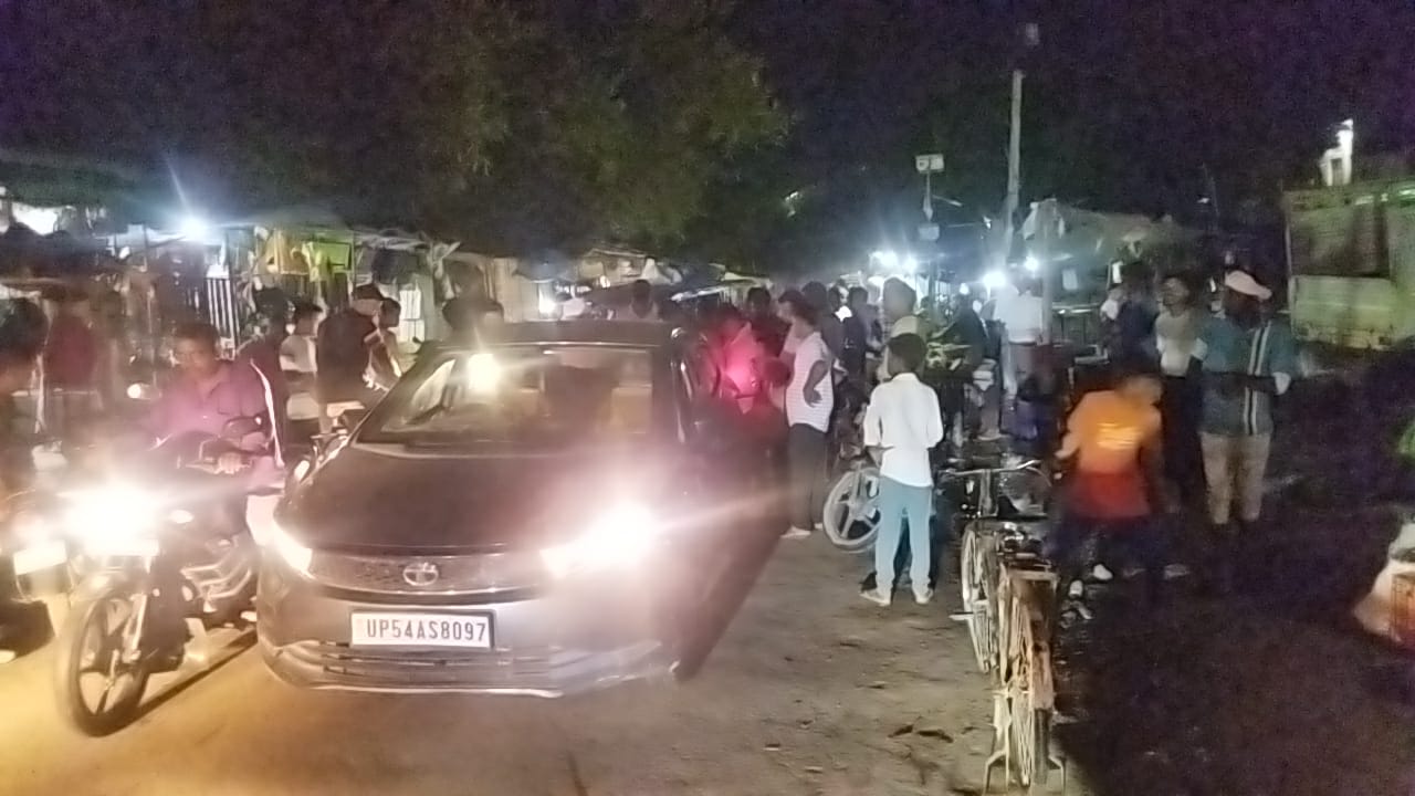 मामूली सी बात पर रेलवे का बड़ा अधिकारी बताते हुवे बीच रास्ते में गाड़ी खड़ी कर युवक ने किया हंगामा,लगाया लम्बा जाम