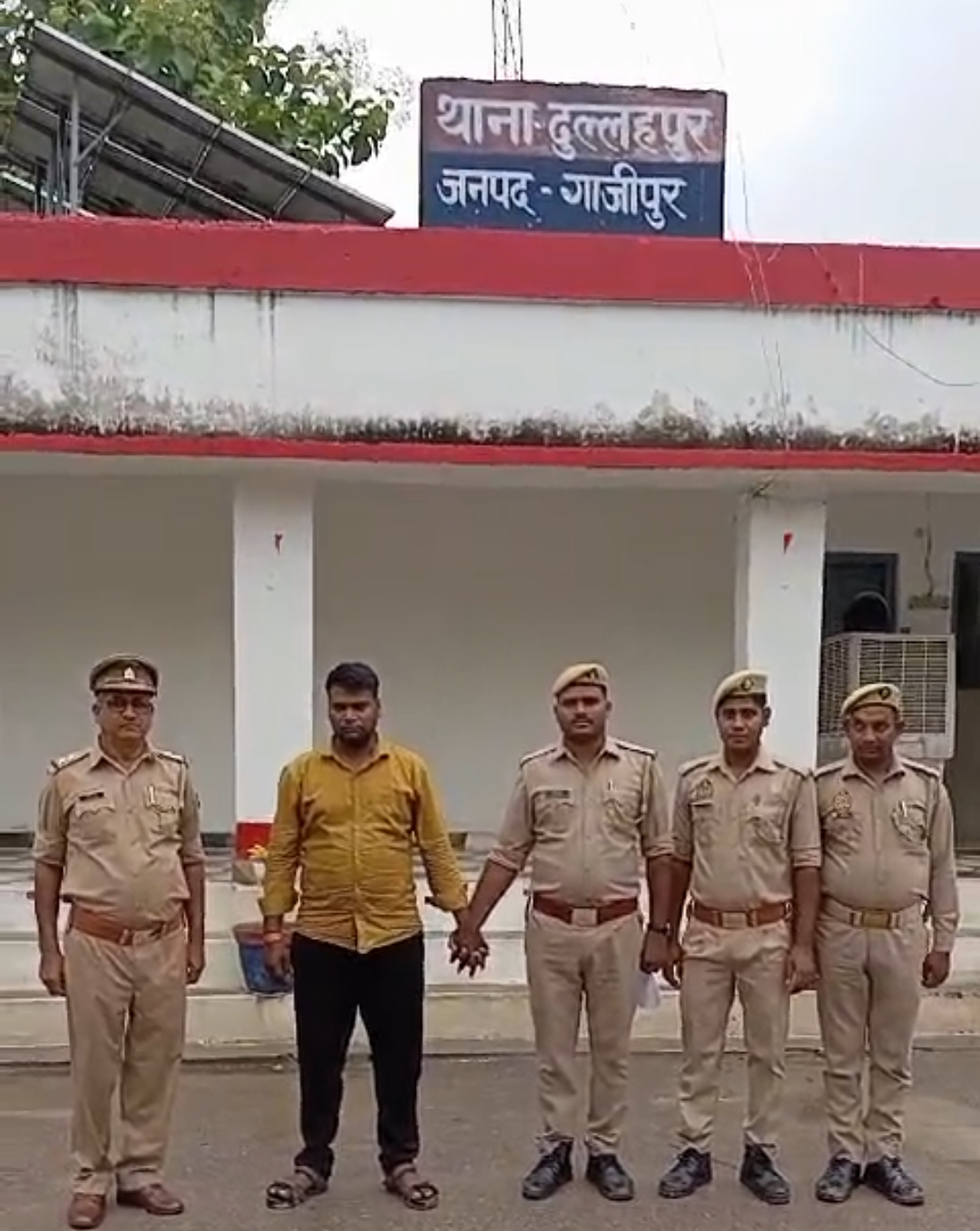 पुलिस की वर्दी पहन करके महिला से ठगी करने वाला युवक हुआ गिरफ्तार