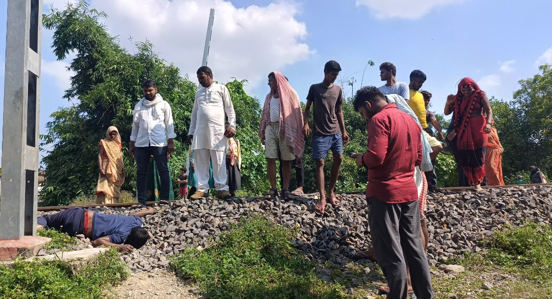 रेलवे के बिजली की पोल से टकराकरयुवक  गिरा हुई दर्दनाक मौत