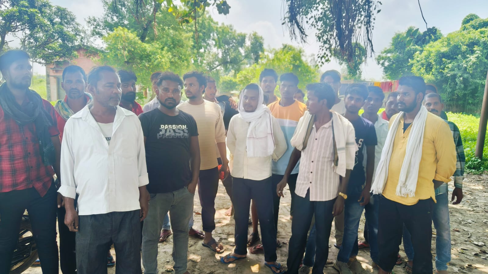 सैकड़ो ग्रामीणों के बिजली कनेक्शन काटने की वजह से ग्रामीणों ने जताया नाराजगी: बिजली विभाग के कर्मचारियों को बताया दोषी