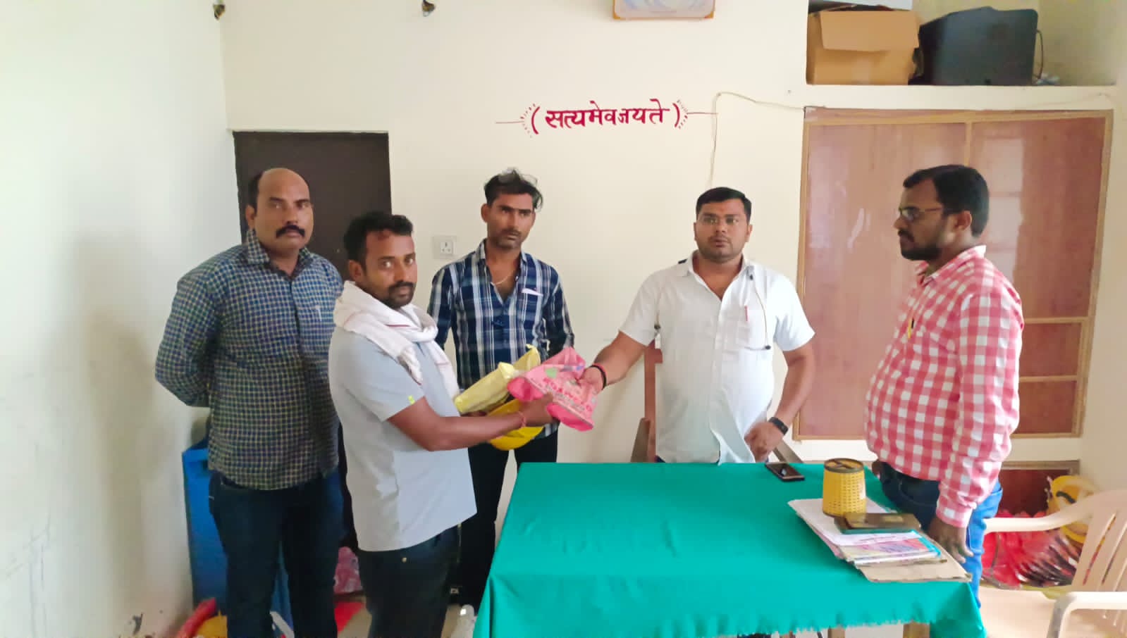 विद्युत संविदा व‌ रेगुलर कर्मियों में बांटा गया सुरक्षा कीट