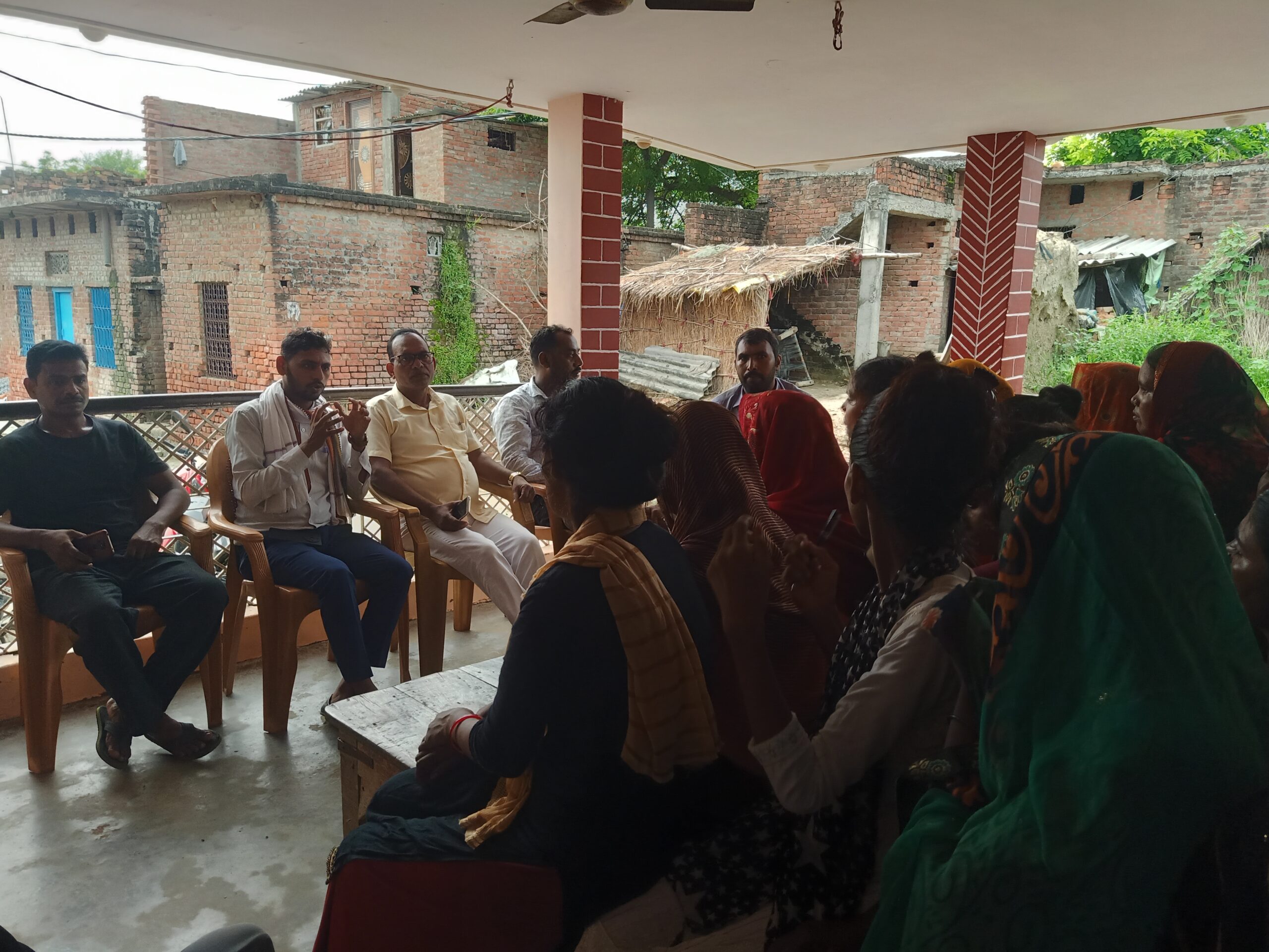 समाजसेवी राजकुमार मौर्य ने भ्रष्टाचार मुक्त गांव के स्लोगन पर महिलाओं से की बात