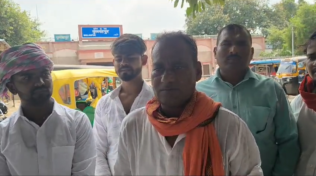 दुल्लहपुर रेलवे स्टेशन पर ट्रेनों के ठराव के संबंध में सामाजिक संगठन सृजन फाउंडेशन