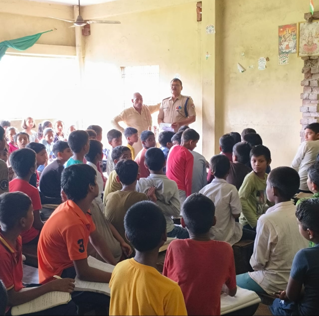 कोचिंग संस्थान व ग्राम प्रधानों को रेलवे की ने दी वार्निग रेलवे ट्रैक के पास न जाने की हिदायत