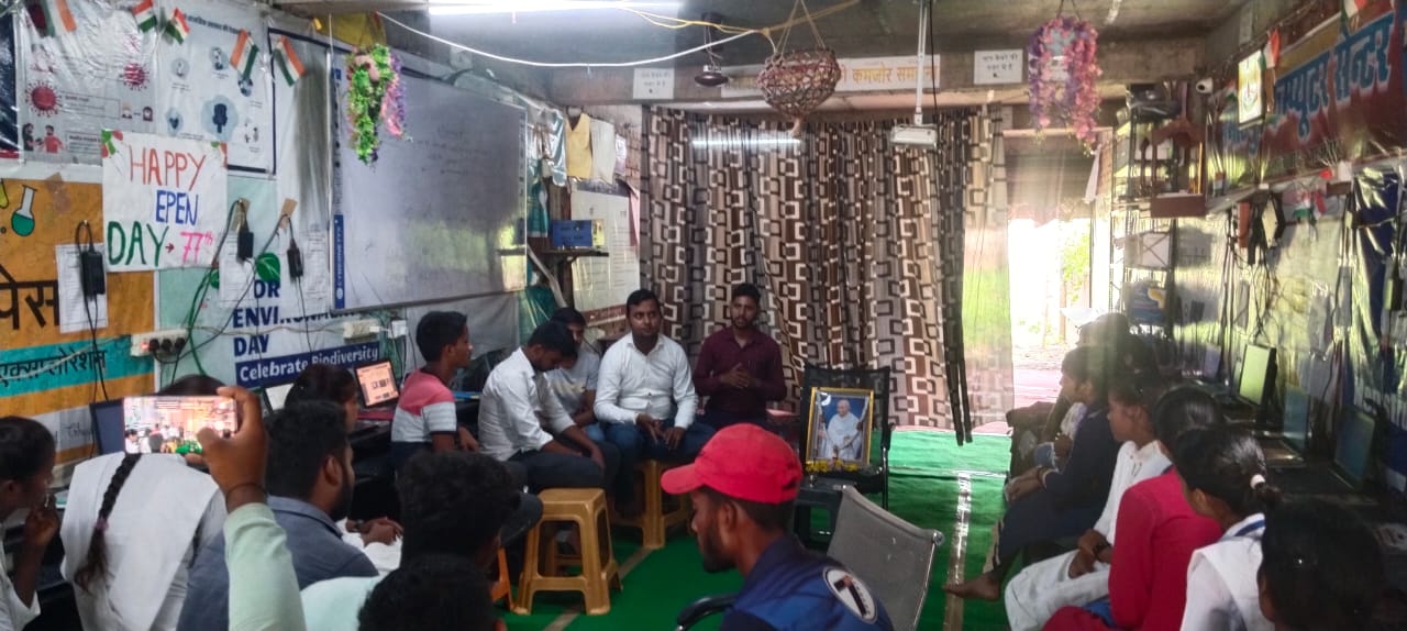 स्मार्टपुर सेन्टर पर मनाया गया गांधी जयंती हिमांशु मौर्य ने उनके आदर्शो पर चलने की बात कही