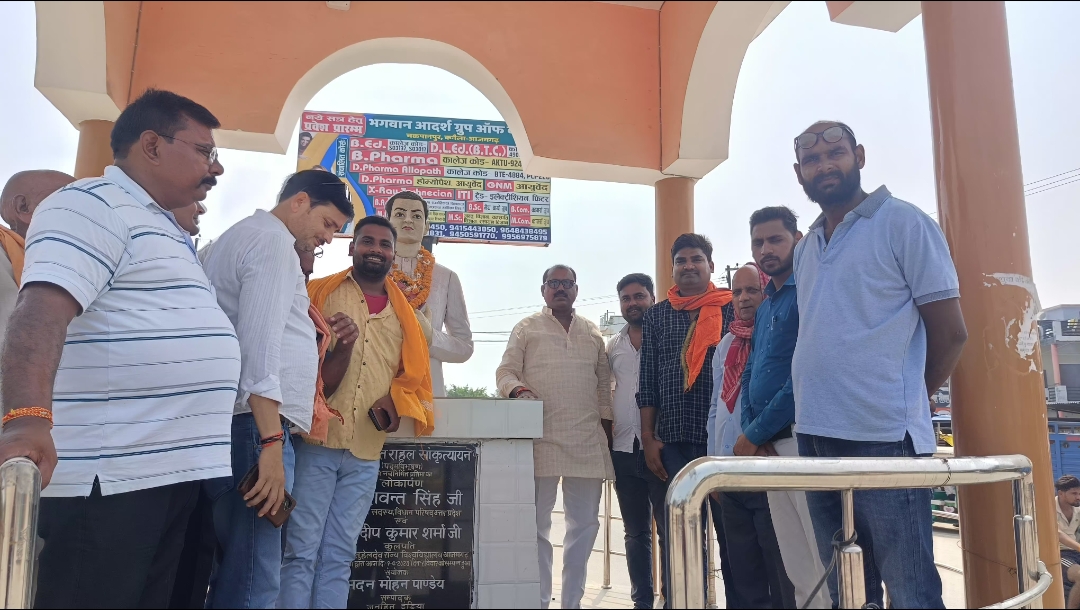 भाजपा कार्यकर्ताओं ने चलाया स्वच्छता पखवाड़ा राहुल  सांकृत्यायन के मूर्ति को  किया साफ सुथरा