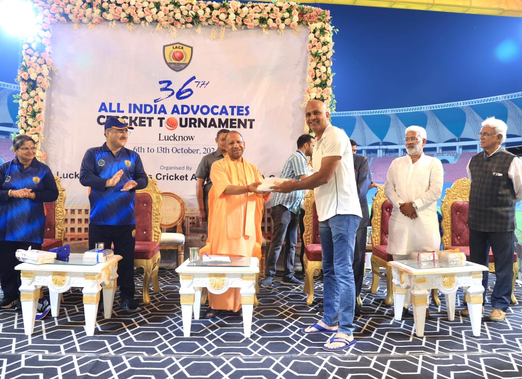 लखनऊ के अटल बिहारी वाजपेई इकाना स्टेडियम में 36वें अखिल भारतीय एडवोकेट क्रिकेट टूर्नामेंट का शुभारंभ किया