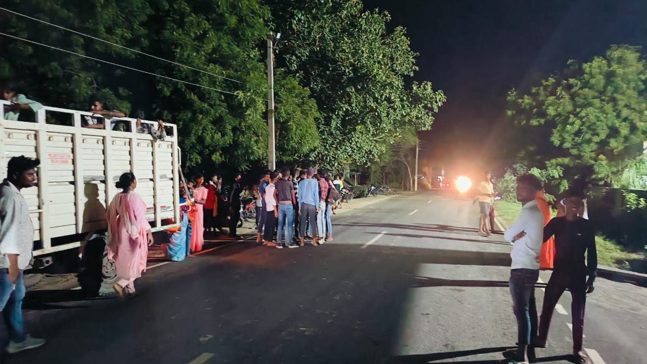 मेला देखकर आ रहे दर्शनार्थियों से रोड ओवर टेकिंग को लेकर के हुई मारपीट