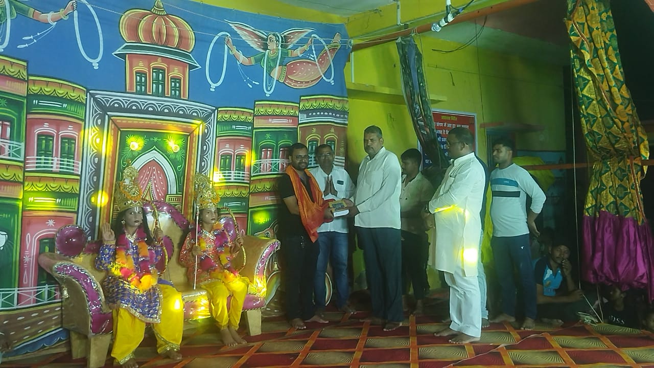 श्री आदर्श रामलीला समिति ने बैंक मैनेजर यूबीआई जलालाबाद का अंगवस्त्र व रामायण देकर किया स्वागत