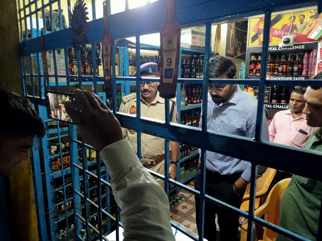 पुलिस ,आबकारी और राजस्व की जॉइंट टीम ने दीपावली की आगामी त्यौहार को देखते हुए शराब के ठेकों पर की जांच पड़ताल: