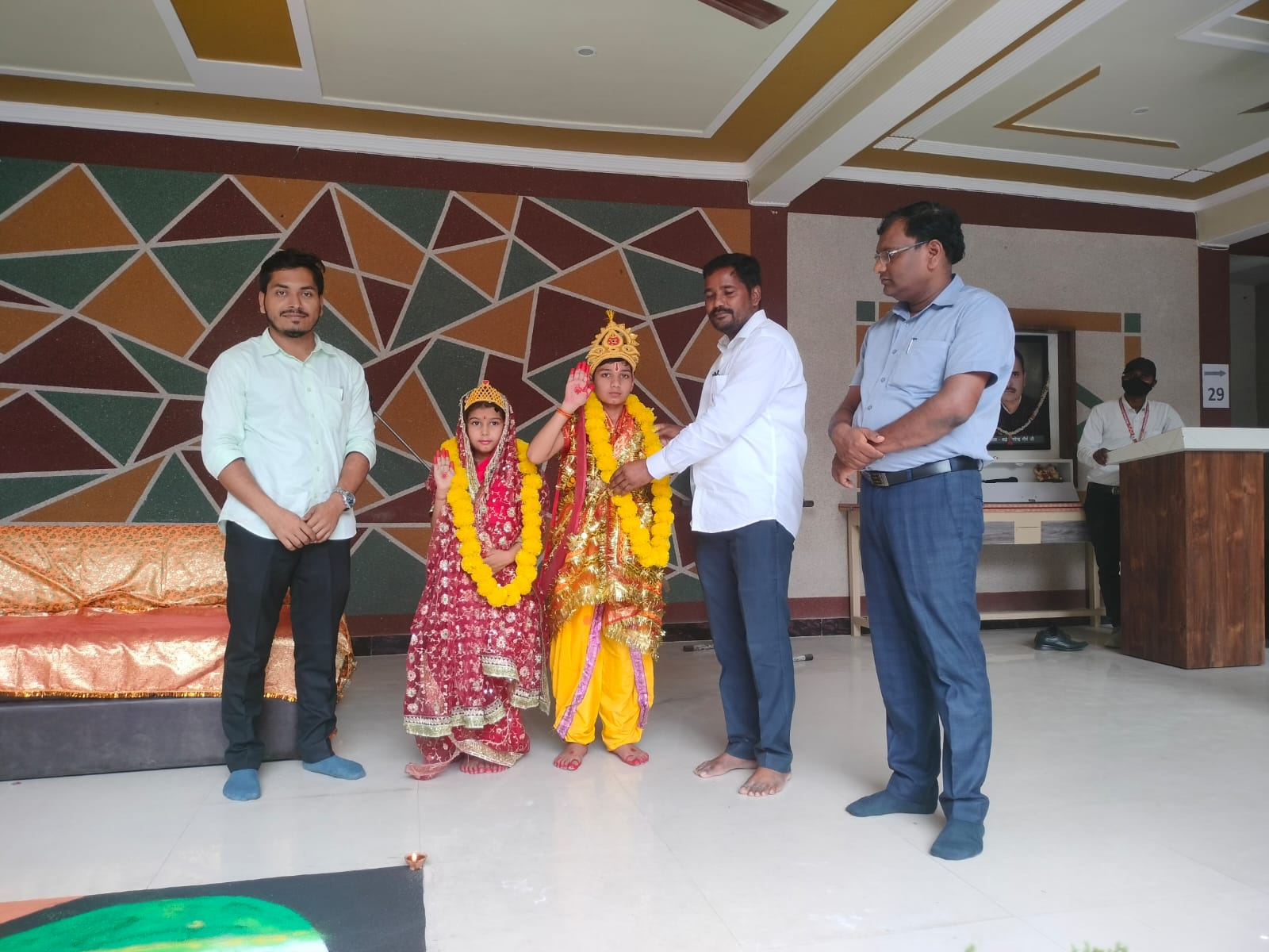 मां शारदा चिल्ड्रेन कॉलेज में बच्चो ने रंगोली बनाकर मनाया  दिवाली