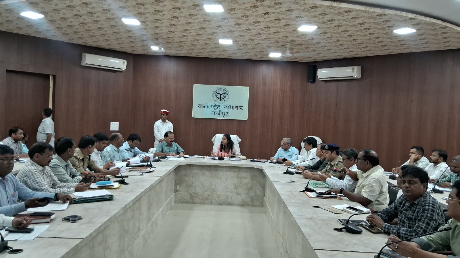 जिलाधिकारी आर्यका अखौरी की अध्यक्षता में निर्माण कार्य, की समीक्षा बैठक, सम्पन्न