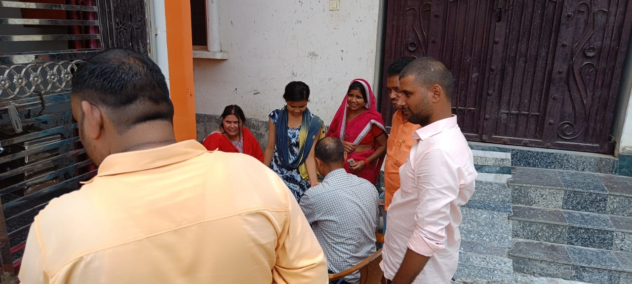 बुखार से ग्रसित होने की सूचना प्राप्त होते ही जिला मलेरिया अधिकारी की टीम ने उसे क्षेत्र का सघन निरीक्षण किया