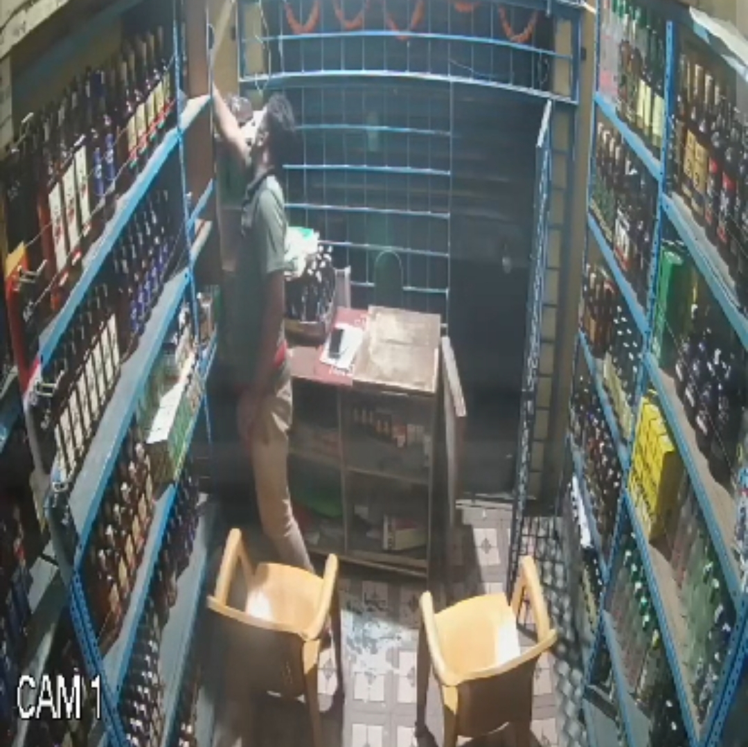 शराब की दुकान में चोरी: चोरी की घटना हुई सीसीटीवी कैमरे में कैद
