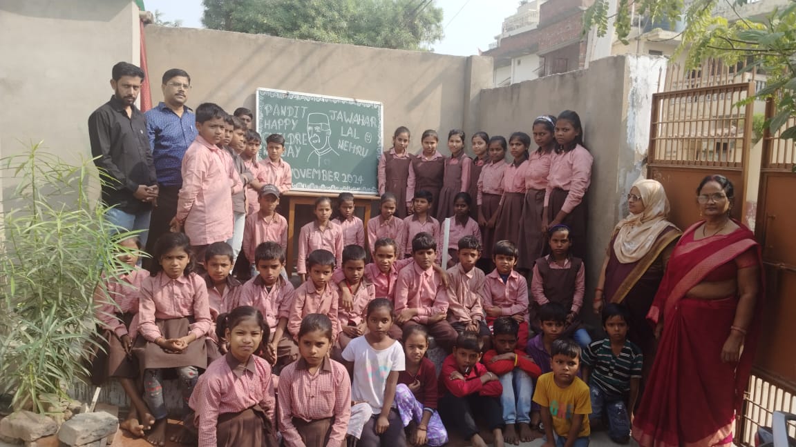 बाल दिवस पर सौहार्द बंधुत्व मंच के तारीख नसीम अब्बासी ने पेन आदि देकर शिक्षा के प्रति किया जागरूक