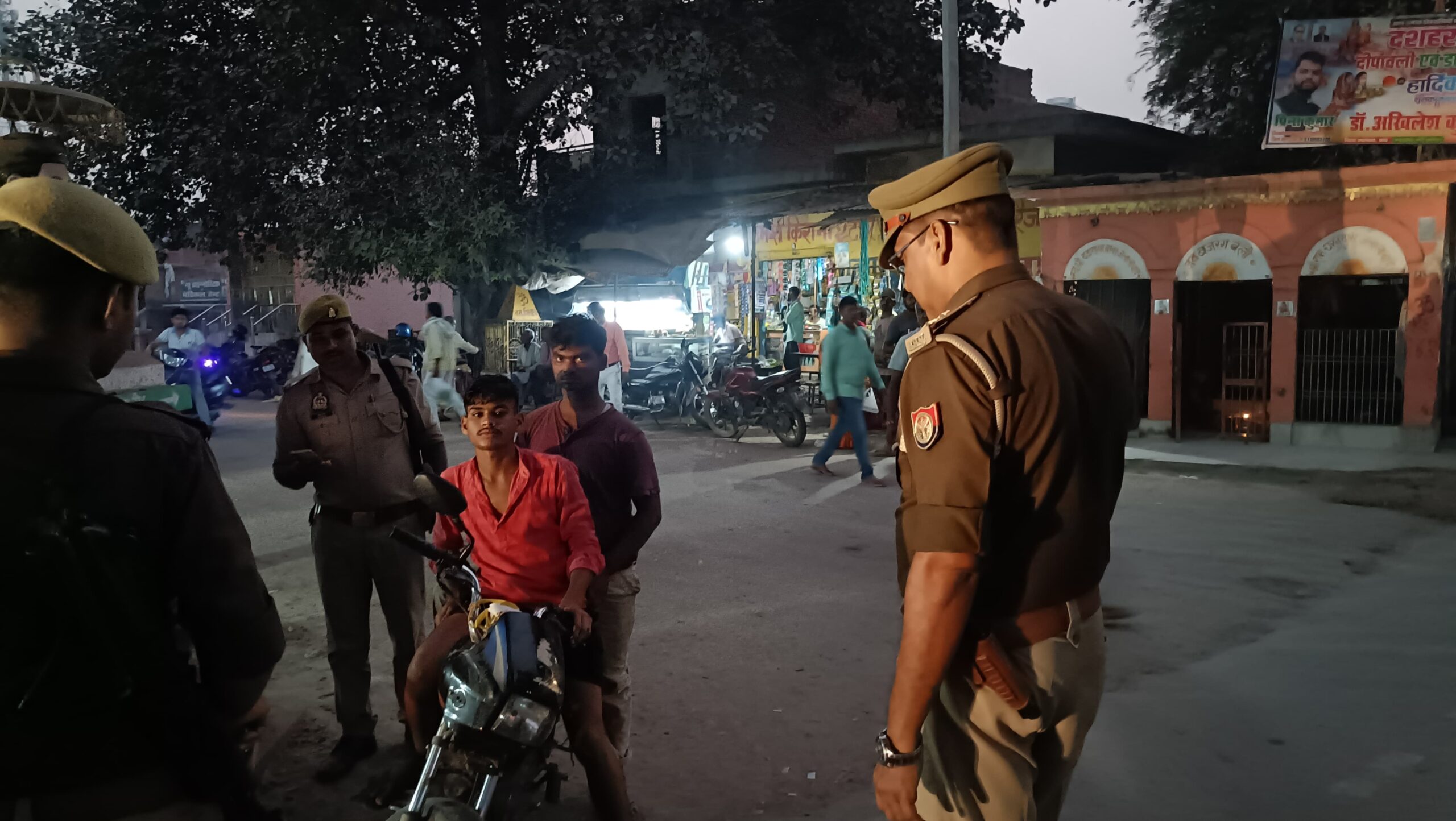 रोड पर जाम लगाकर खड़े टेंपो चालकों और बिना हेलमेट ट्रिपल सवारी दोपहिया चालकों का किया गया ताबड़तोड़ चालान