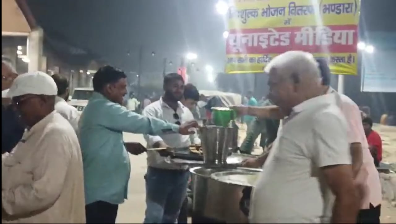 यूनाइटेड मीडिया का निःशुल्क भोजन वितरण कार्यक्रम, एक यादगार पहल साबित हो रहा<br>