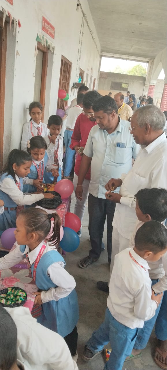 बौद्ध इंटर कॉलेज क्यामपुर सरदरपुर गाजीपुर में पंडित जवाहर लाल नेहरू का जन्मोत्सव बाल दिवस के रूप में हर्षोल्लास के साथ मनाया गया