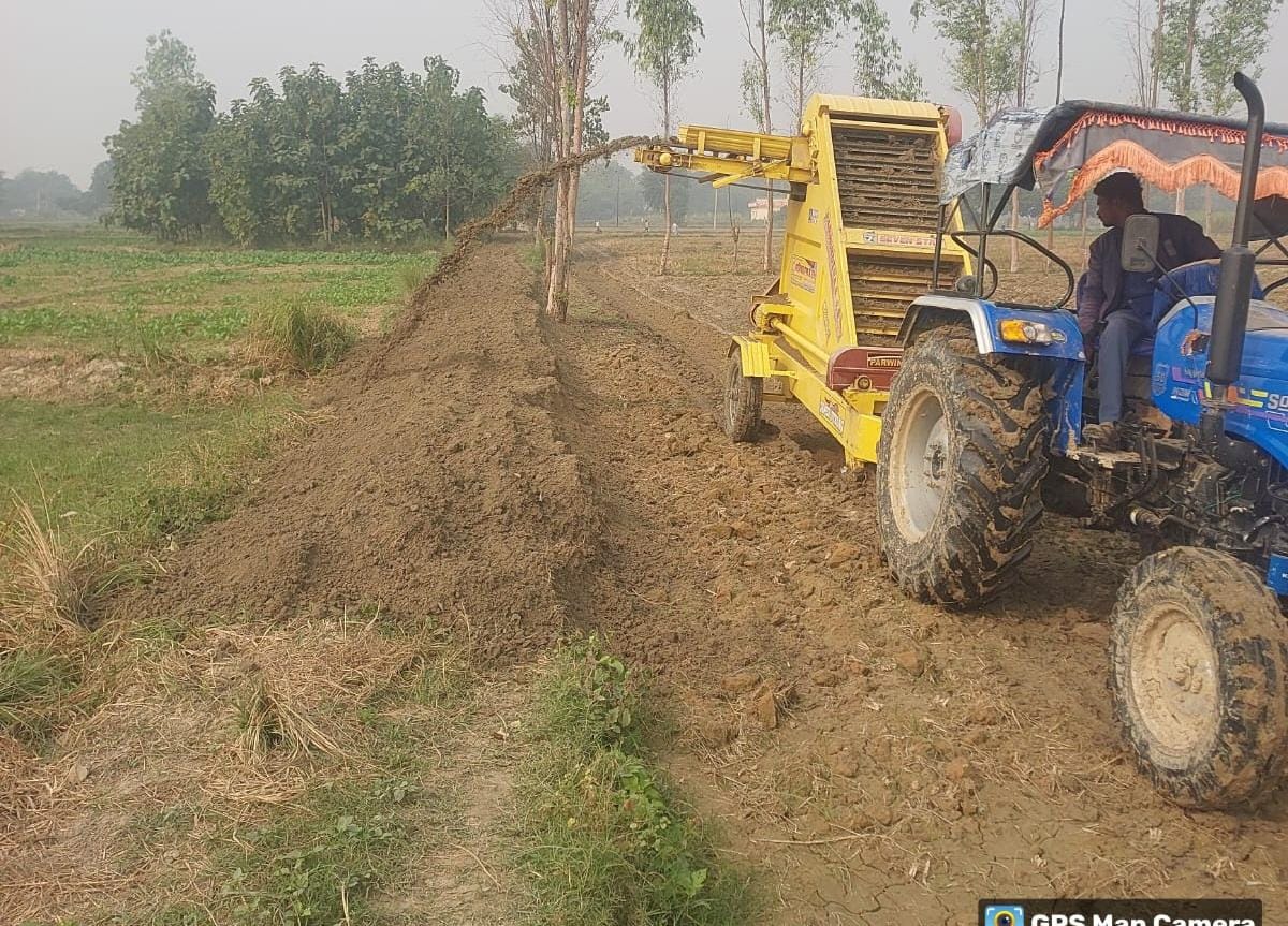 मंझनपुर कला में जेसीबी से कराया जा रहा चकरोड का कार्य