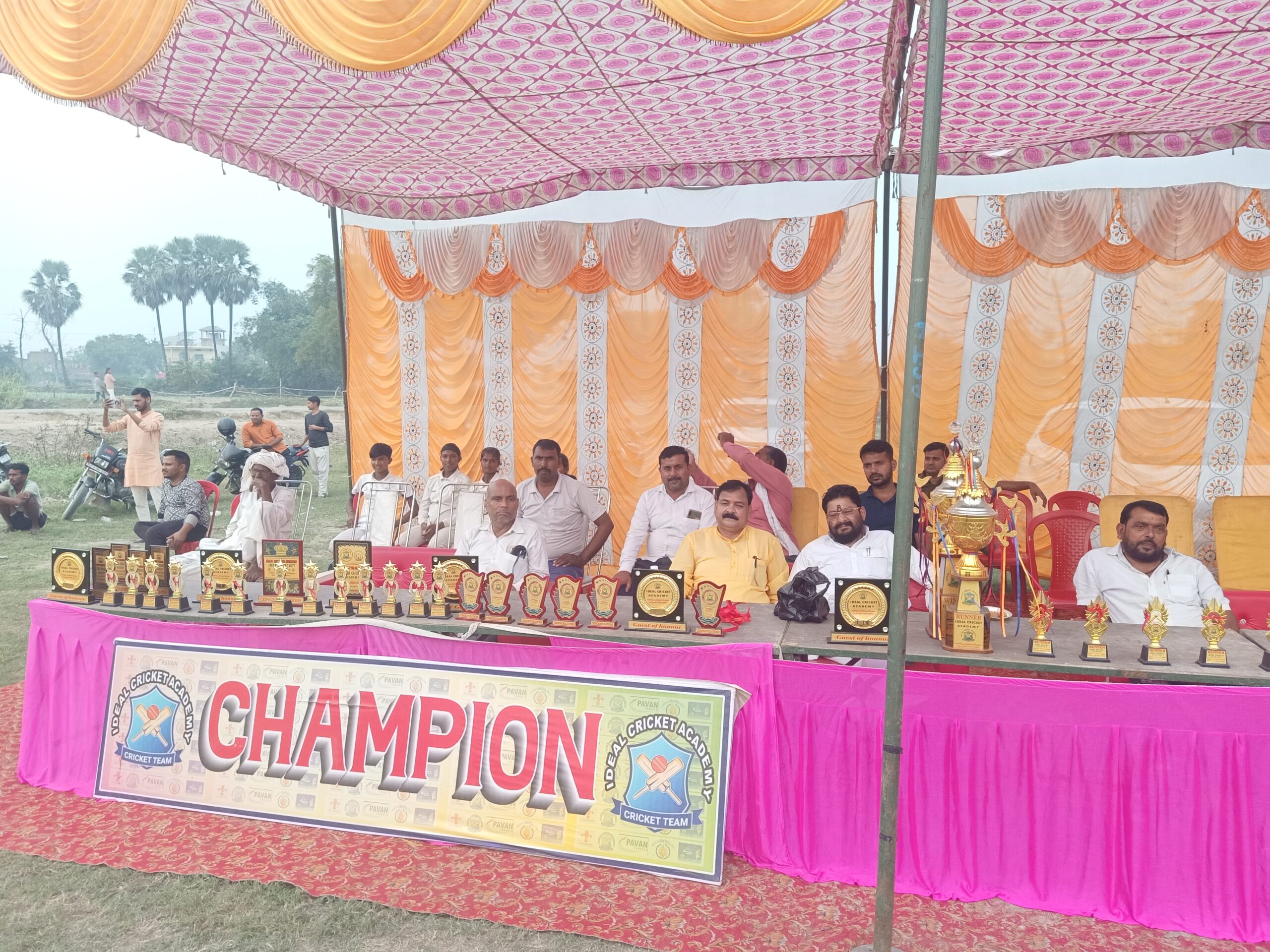 आइडियल क्रिकेट एकेडमी बना चैंपियन सदर विधायक जय किशुन साहू के द्वारा सौंपी गई ट्रॉफी