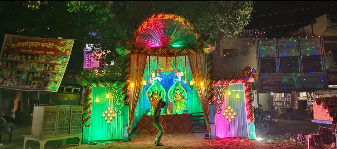 दुल्लहपुर में मना धूम धाम से लक्ष्मी पूजा