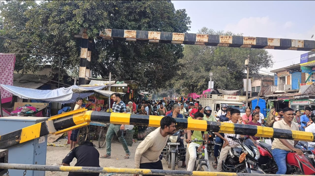 दुल्लहपुर रेलवे क्रॉसिंग का बेरियर पिकअप के धक्के से टूट कर बिखरा: पिकअप सहित चालक हुआ गिरफ्तार, घंटो लगा जाम