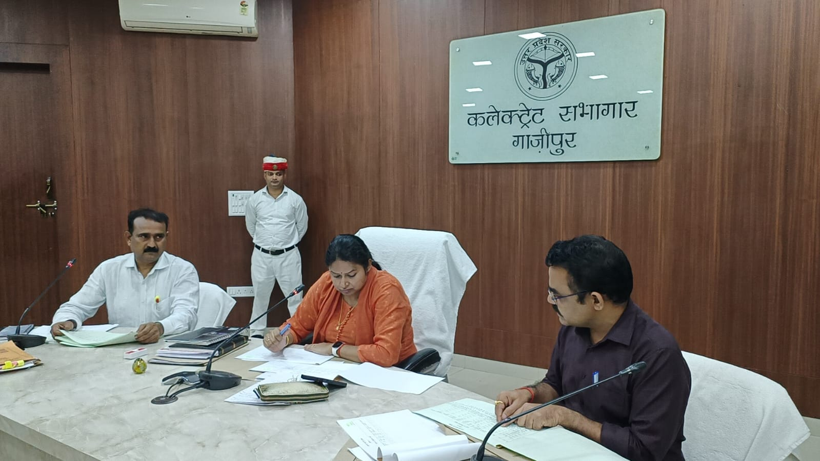 आर्यका अखौरी की अध्यक्षता मे जनपद में चकबन्दी प्रक्रियाधीन समस्त ग्रामों की चकबन्दी कार्याे की गहन समीक्षा