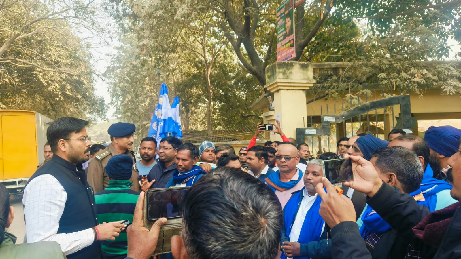 आजाद समाज पार्टी के लोगों ने गृह मंत्री का पुतला दहन करने का किया प्रयास