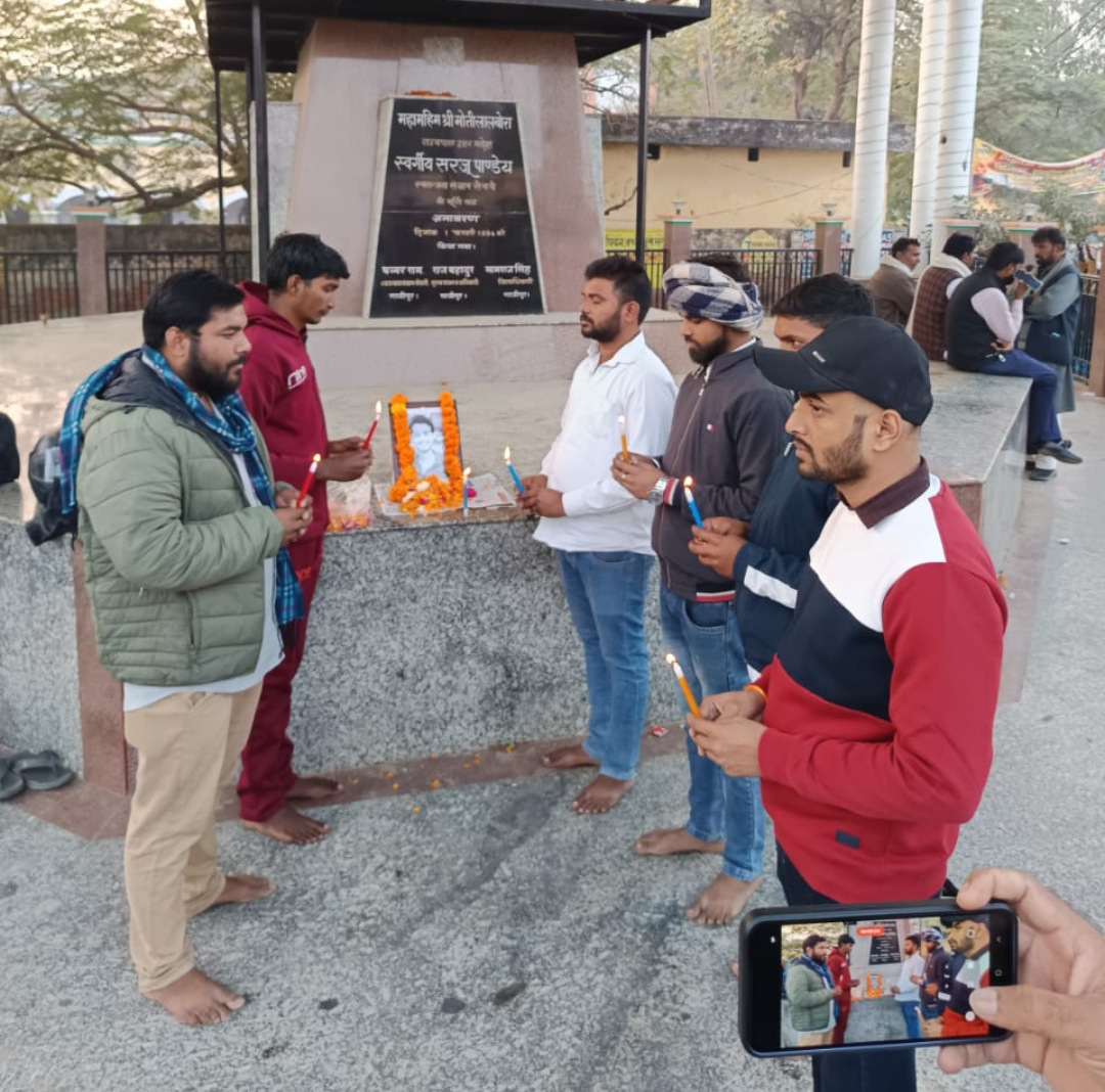 कांग्रेस कार्यकर्ताओं सरजू पांडे पार्क में किया प्रदर्शन जलाए कैंडल