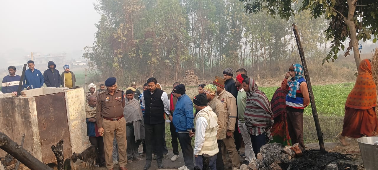 गरीब का रिहायशी झोपड़ी बनी आग का शोला : 10 वर्षीया मासूम सहित 10 बकरियां सहित गृहस्थी का सारा सामान जलकर हुई राख, मौके पर पहुंचे तहसील के अधिकारी