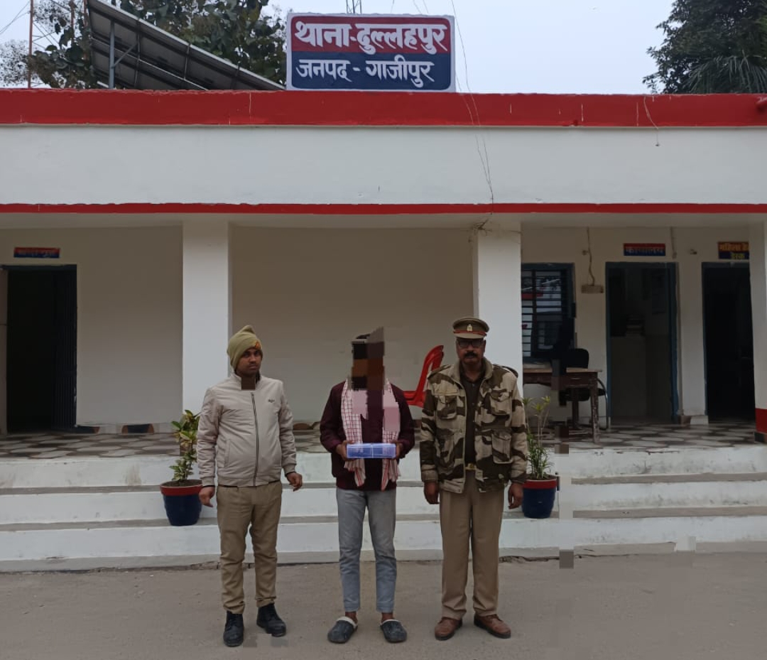 पुलिस की रात्रि गश्ती के दौरान मुखबिर की सूचना पर एक युवक को किया गिरफ्तार