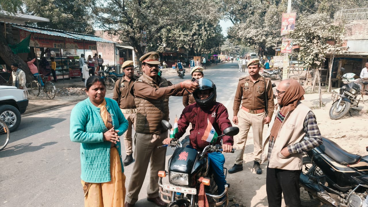 सड़क सुरक्षा की अनूठी पहलः समाजसेविका और पुलिस ने बिना हेलमेट वाले बाइक चालकों को किया जागरूक, कुछ को दिया हेलमेट