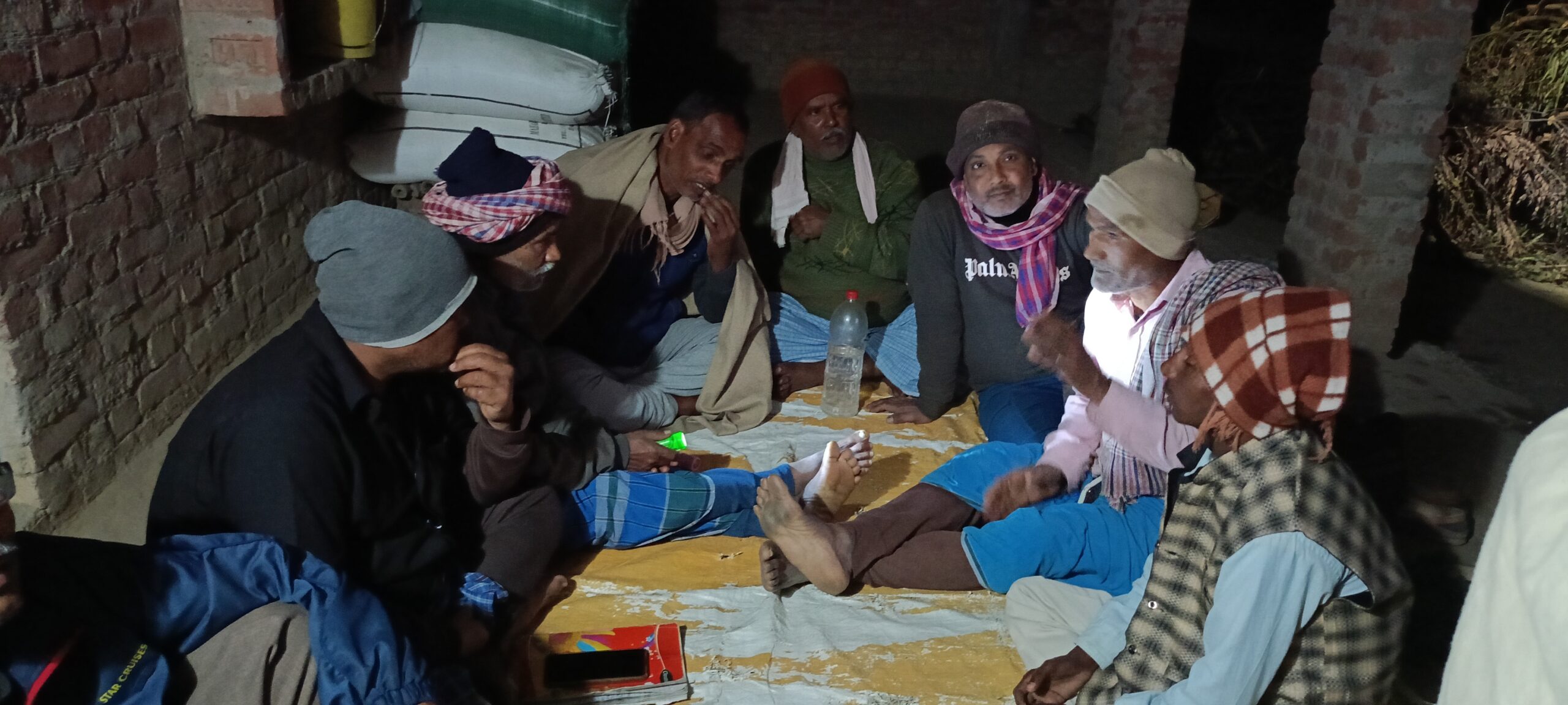 2 फरवरी लटिया महोत्सव मनाने के लिए चर्चा करते ग्रामीण