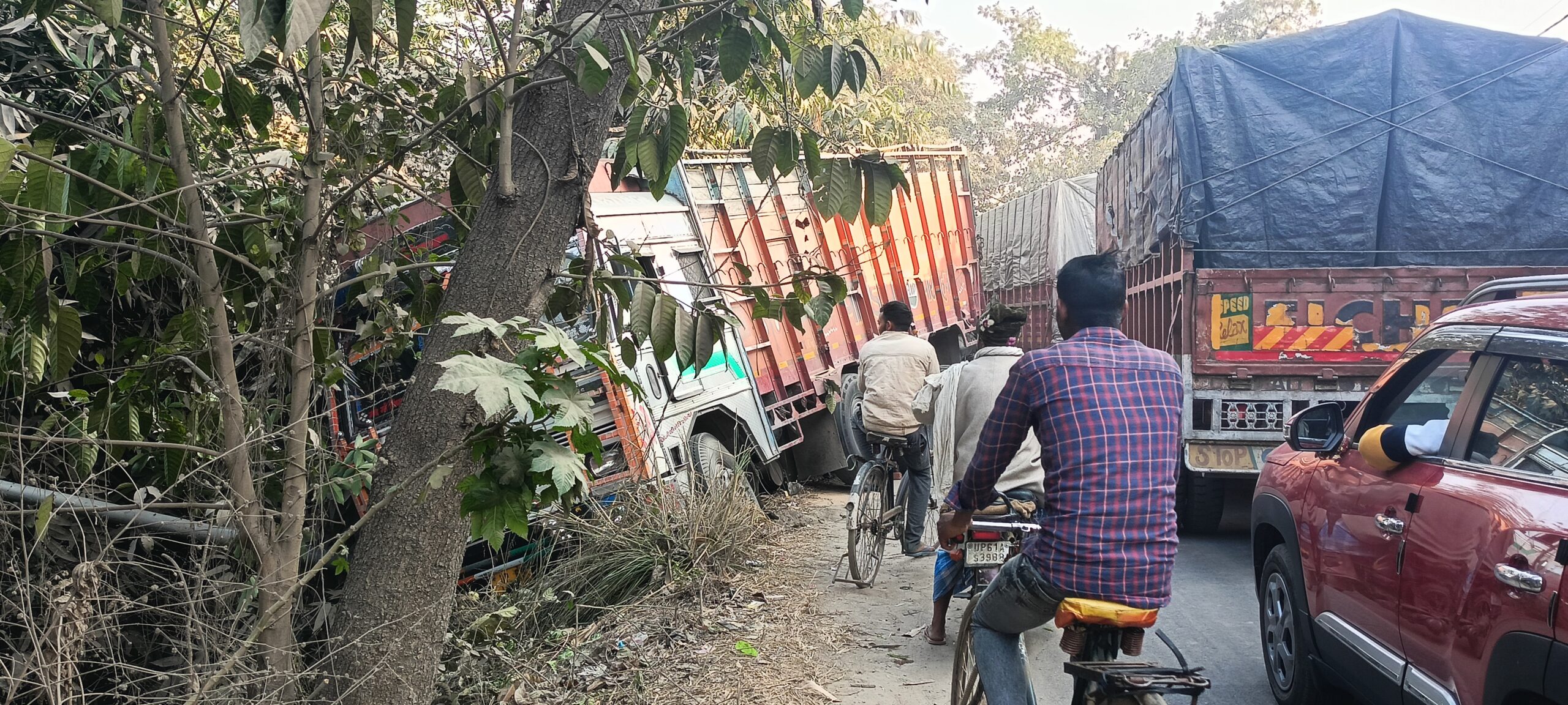 भरौली की तरफ से आते ट्रक की रॉड और पहिया टूट जाने से बढ़नपुरा गांव के पास सड़क के उत्तरी साइड ट्रक गड्ढे की तरफ जा फिसला