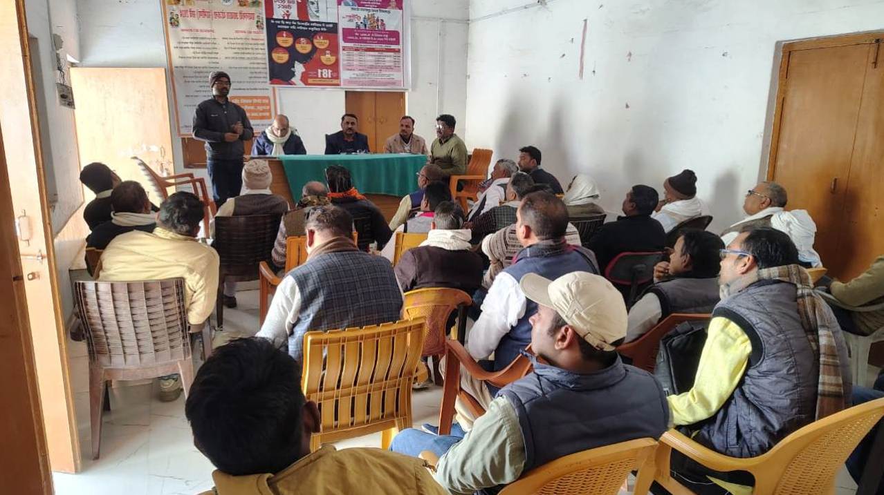 ग्राम पंचायतों के प्रधानों और किसानों को फॉर्मर रजिस्ट्री के बारे मे जानकारी देते अधिकारी गण