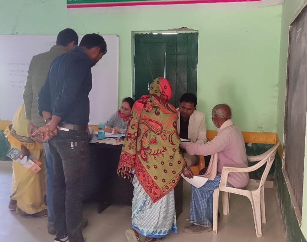 आर एस हॉस्पिटल देवा दुल्लहपुर गाजीपुर के तत्वाधान में आज दिनांक 13 फरवरी 2025 को ग्राम सोनहरा में निशुल्क आंख का शिविर का आयोजन